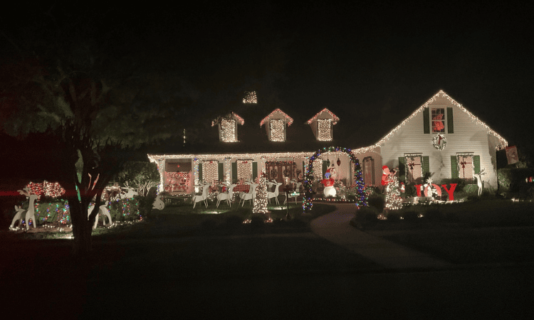 Deercreek Lights Up for the Holidays
